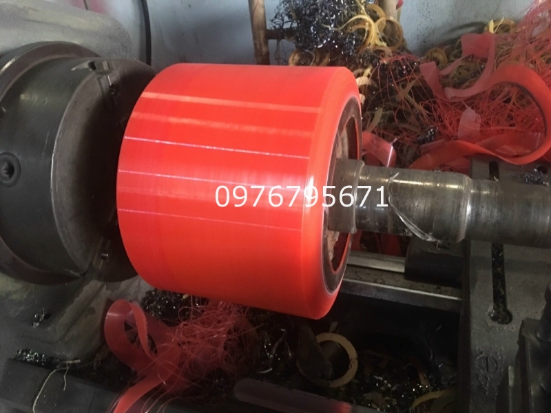 Gia công Cốt Thép bọc con lăn Pu Đỏ 80-90shore