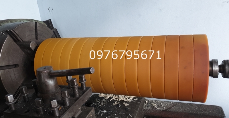 Gia công Bọc Trục Pu Con lăn thép Pu Vàng