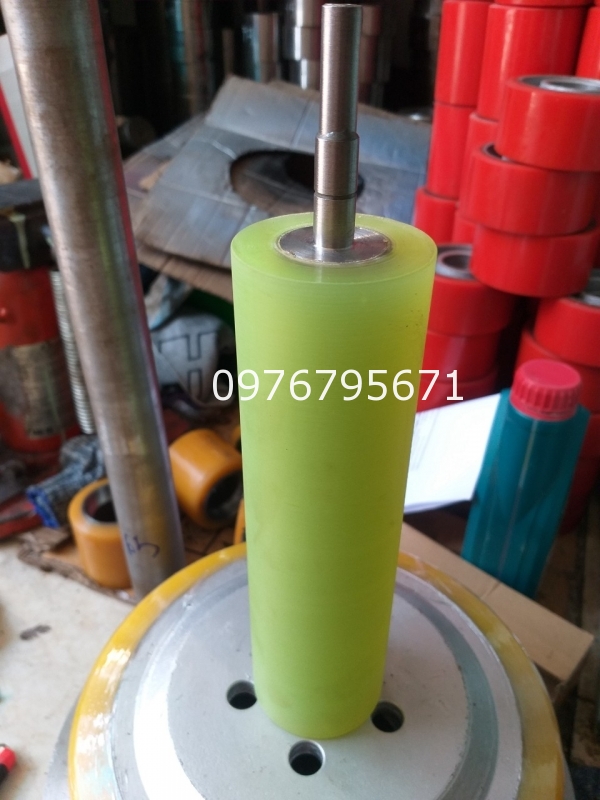 Gia c&ocirc;ng Trục pu th&eacute;p, đắp trục PU