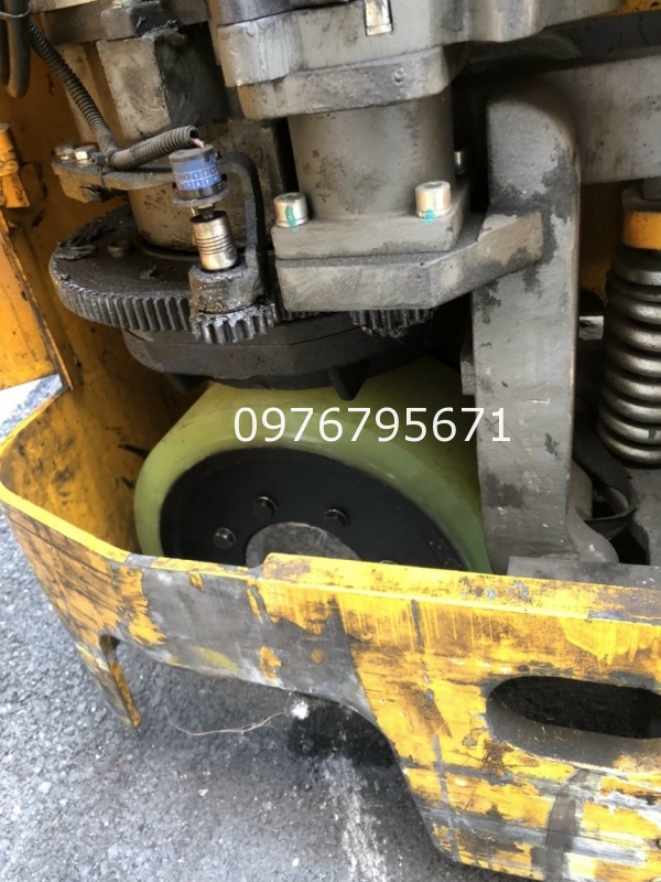 Sửa chữa xe n&acirc;ng NICHIYU Thay b&aacute;nh L&aacute;i PU 380x165x246