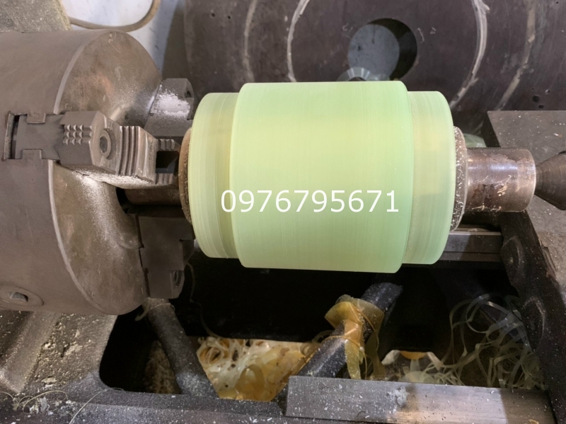 Gia c&ocirc;ng Đắp Trục Pu Kẽm chịu lực 90 shore