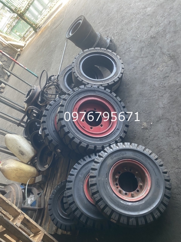 Thay B&aacute;nh xe cao su xe n&acirc;ng NISSSAN 3Tan