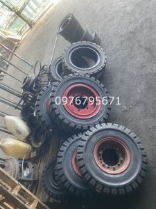 Thay Bánh xe cao su xe nâng NISSSAN 3Tan