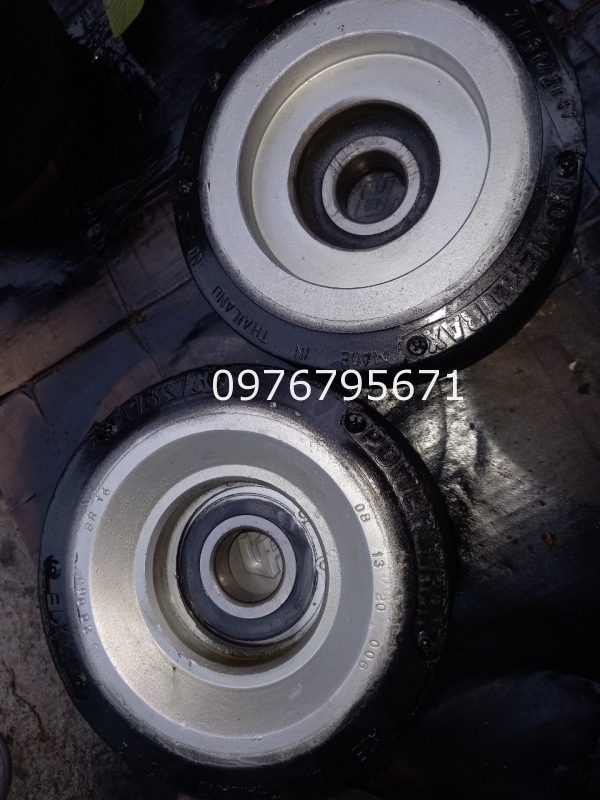 xe nâng điện TCM bánh xe 178x73 Bánh xe cao su đã qua sử dung
