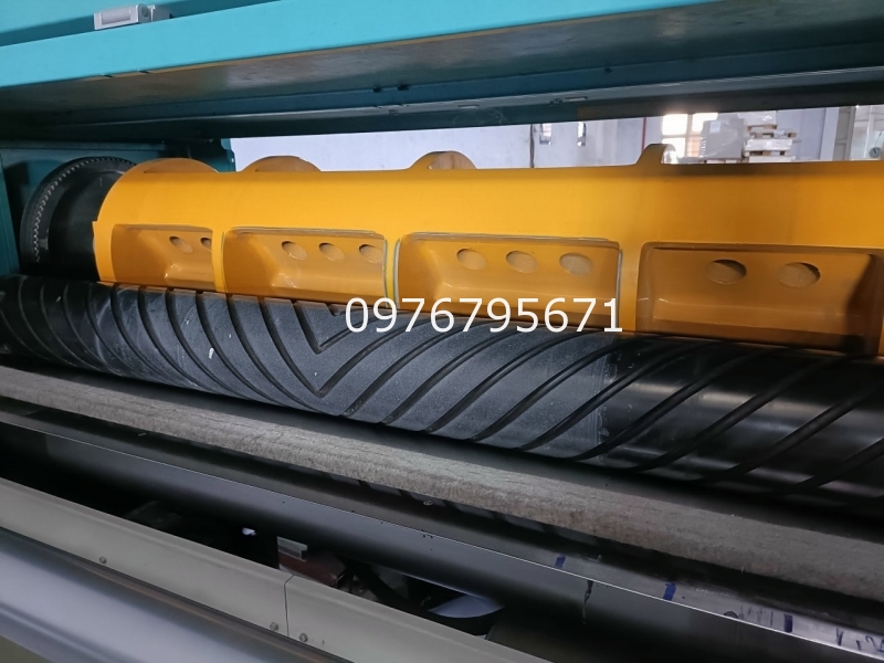 Mài gia công xẻ rãnh trục Cao su băng chuyền