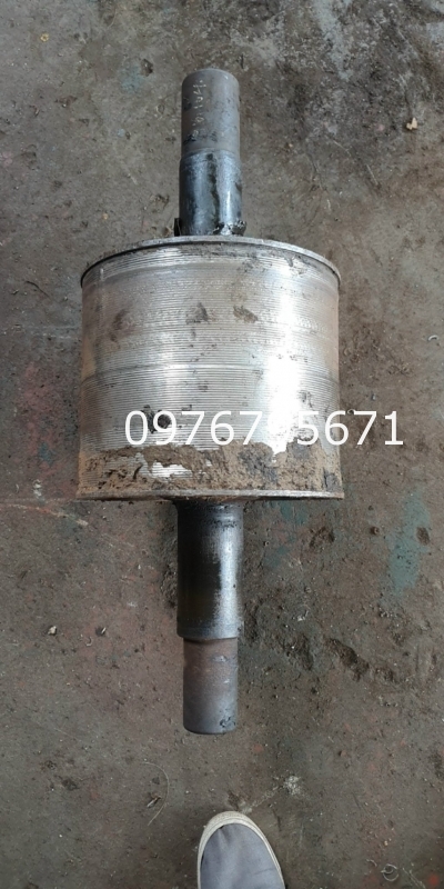 Nhân gia công con lăn thép máy cáng màng co phi 100mm