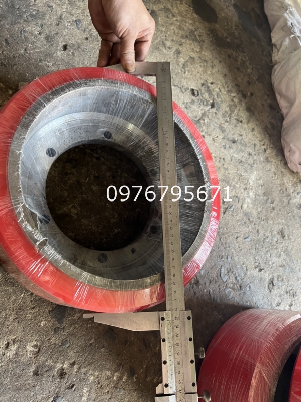 Nhân gia công TRUC PU đỏ cốt thép 90shore