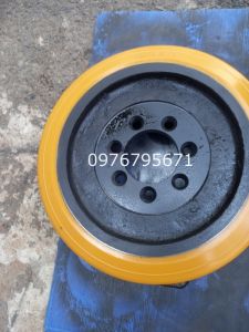 Xe n&acirc;ng điện B&aacute;nh l&aacute;i của con LINDE R20
