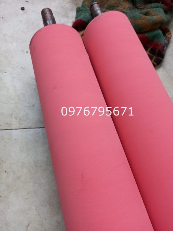 Bọc trục cao su hồng 60 shore cho cty dệt may